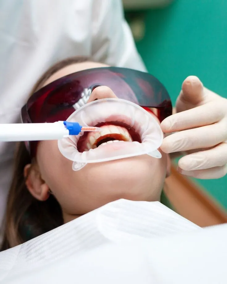 32412 eating avocado