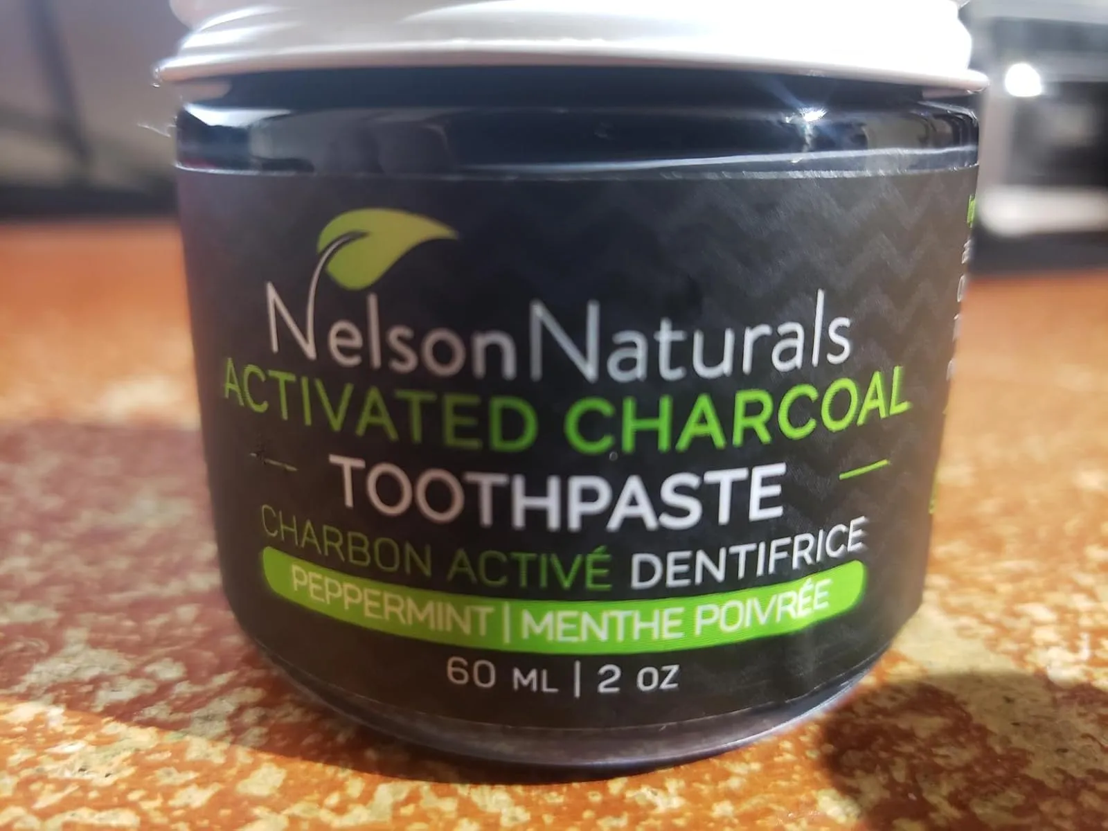 /img/32426-activated-charcoal-toothpaste-flossing.webp