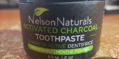 /img/32426-activated-charcoal-toothpaste-flossing.webp
