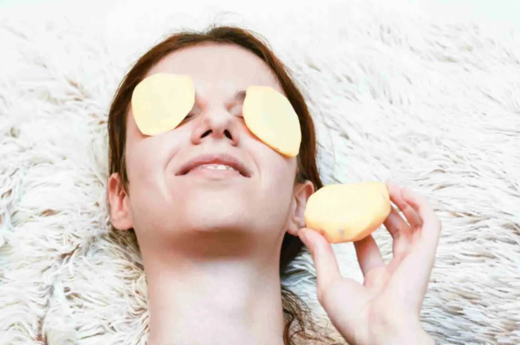 /img/32552-potatoes-for-face-whitening-8.webp